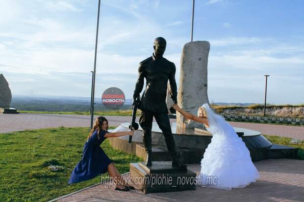 В Абакане невеста и ее подружка поглумились над памятником павшим воинам