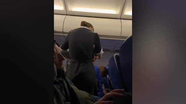 Стюардесса укачала ребенка во время ночного рейса и стала звездой соцсетей