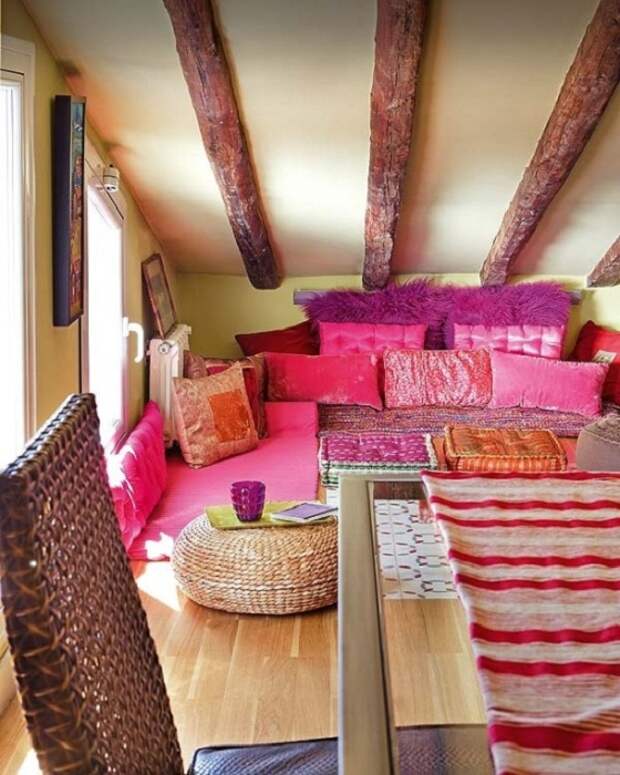 Прекрасный вариант оформления спальной в ярко-розовом и фиолетовом цветах.