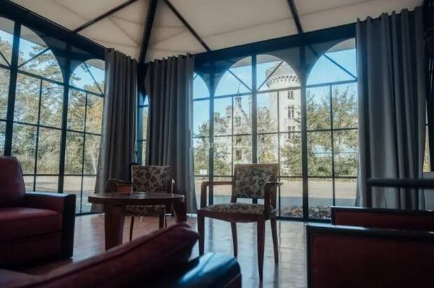 Зона отдыха, в открывшемся павильоне с видом на замок Chateau de la Mothe Chandeniers (коммуна Ле-Труа-Мутье, Франция). | Фото: jaimemonpatrimoine.fr.
