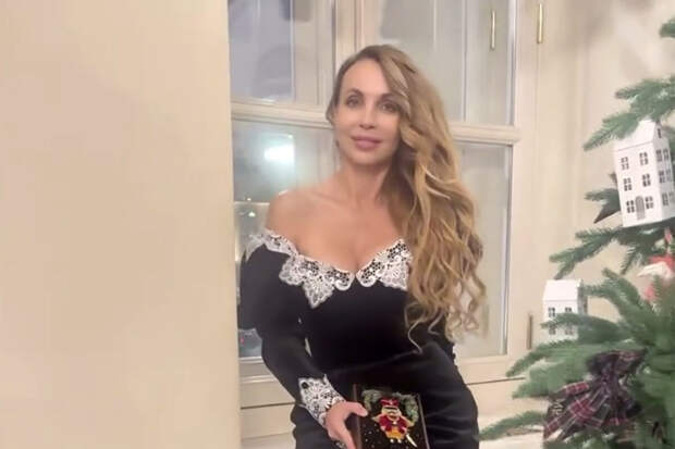 Жена певца Олега Газманова приехала в Большой театр в откровенном платье