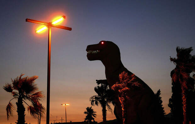 Динозавр с горящими глазами в Кабазоне, штат Калифорния.