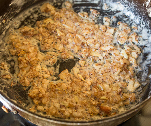 Жарим лук с мукой