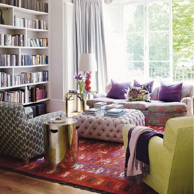 Комната для чтения с яркими элементами декора - комната для души.