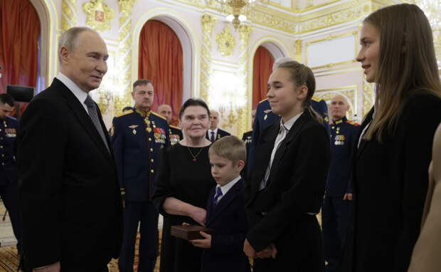 Реакцию Путина на обращение на "ты" сняли участники церемонии в Кремле