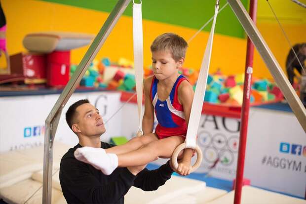 Антон Голоцуцков ведёт тренировку в своей школе / Фото предоставлено Высшей школой спортивной гимнастики