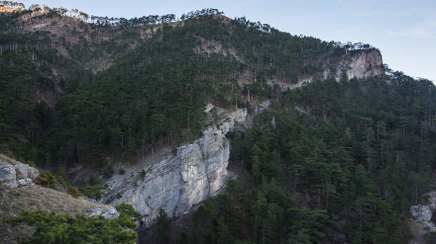С горной тропы в Ялте сорвались мужчина и ребенок