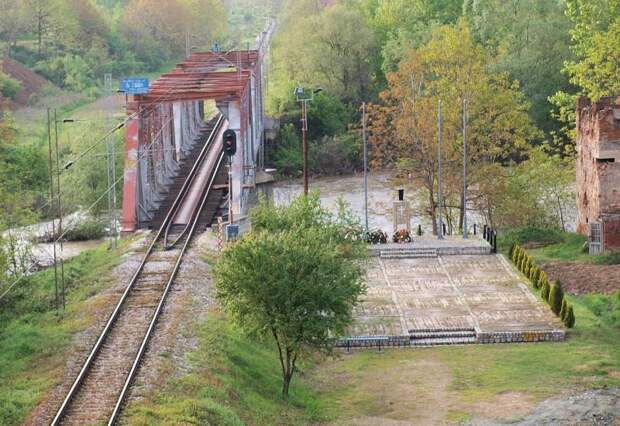 Мемориал, открытый в 2007 году в память о погибших пассажирах поезда. Источник: wikipedia.org