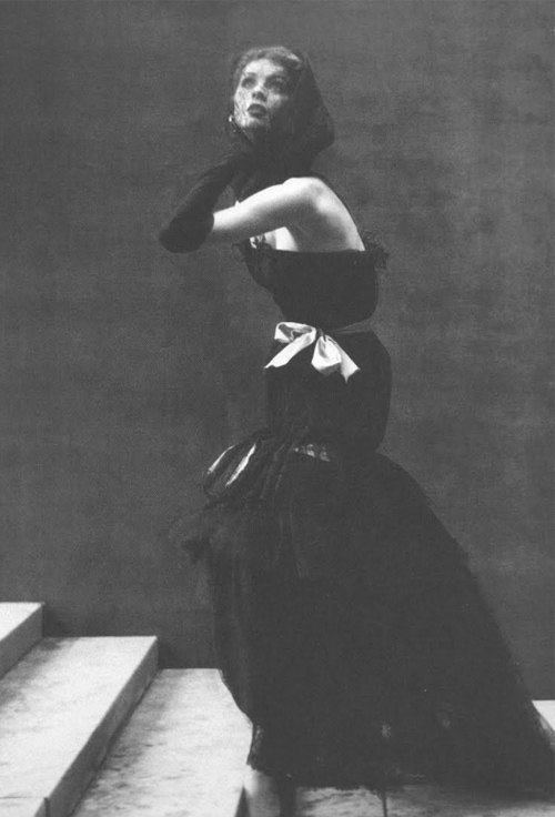 Платье Balenciaga в съемке Harper's Bazaar, октябрь 1952