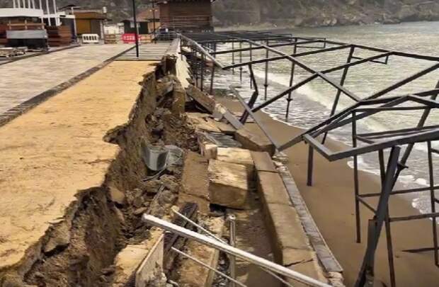 В Судаке после шторма обрушился участок набережной