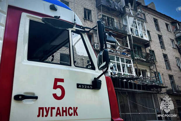 МЧС: три человека погибли, семерых удалось спасти из-под завалов дома в Луганске