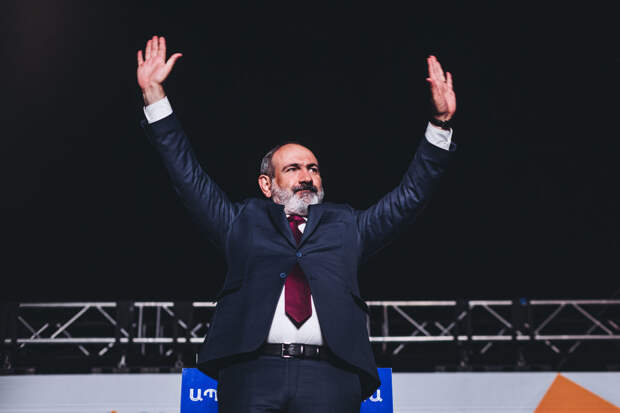 "Пашинян находится в бегах": Кандидат в премьеры Армении сделал громкое заявление
