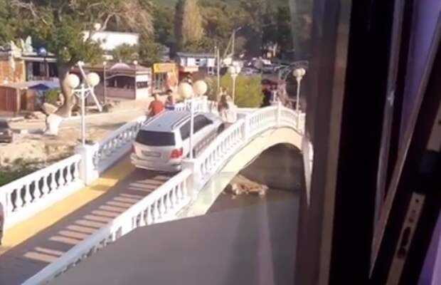 Видео: автохам проехался на иномарке по пешеходному мосту в Кабардинке
