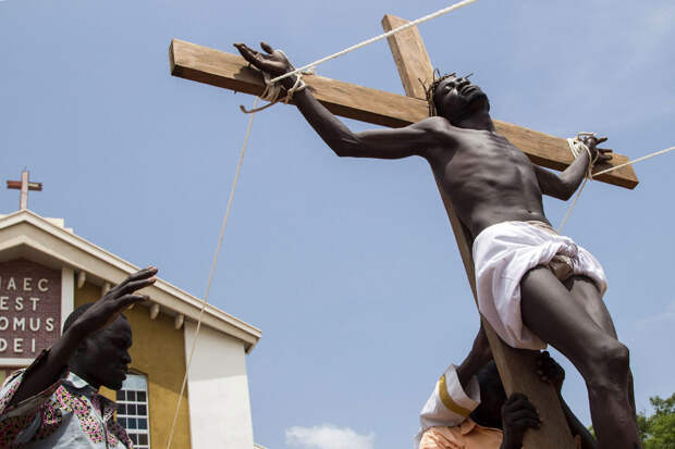 Воссоздание сцены распятия Иисуса Христа в Южном Судане
