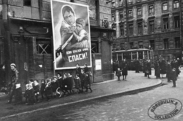 В блокадном Ленинграде. 1942. 