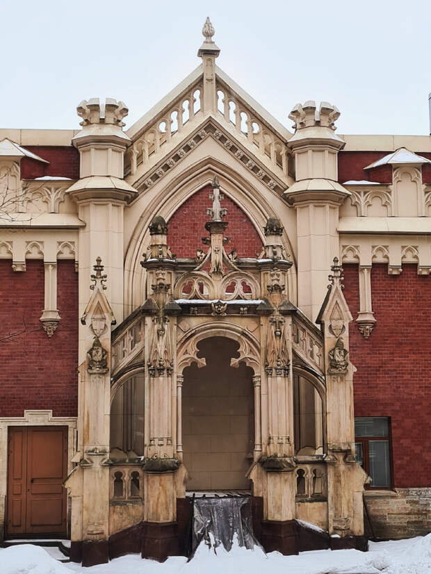 Фото: Парадная гостья. Готический флигель.