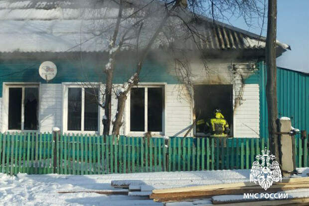 В Иркутской области пожарные нашли ребенка под кроватью в горящем доме