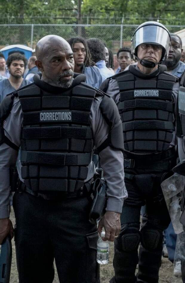 Captain Moore in Uniform - Mayor of Kingstown Season 2 Episode 1