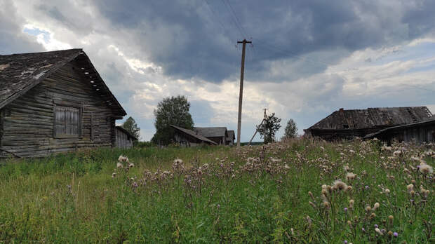 По всей России разбросаны десятки тысяч брошенных деревень и сел. Целые вымирающие области, где нет ни единой души. Я покажу нетронутую деревню, где возможно прикоснуться к прошлому.-17