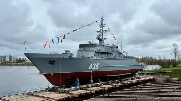 Построенный для Северного флота десятый тральщик проекта 12700 «Александрит» спущен на воду в Санкт-Петербурге