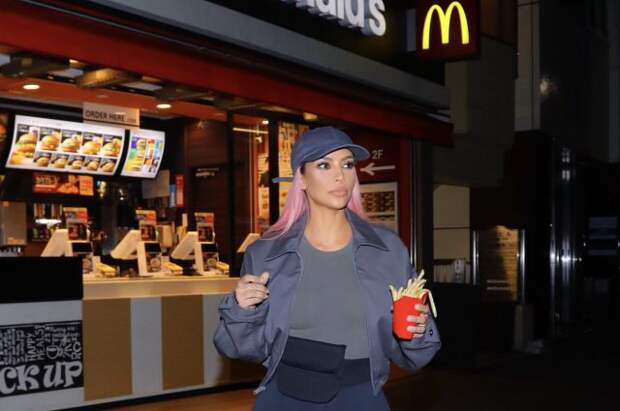 Фастфуд и поцелуи в лифте: Ким Кардашьян и Канье Уэст отдыхают в Париже