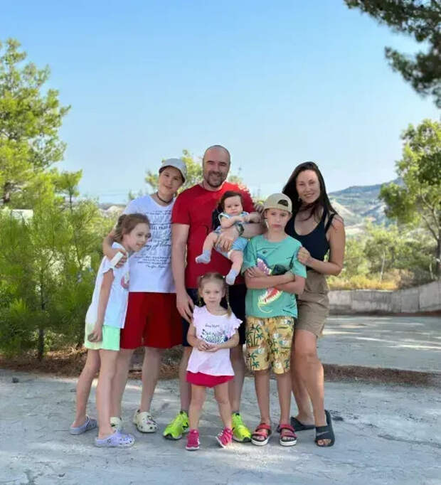 Роман и Елена Товстик с детьми