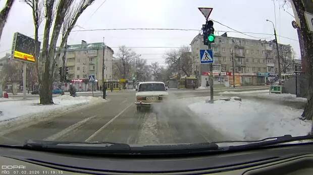 В Мариуполе пешеходы целенаправленно переходят дорогу на красный свет, не смущаясь движущихся авто https://t.me/webmoney_dn/313312Video: Видео от Доне...