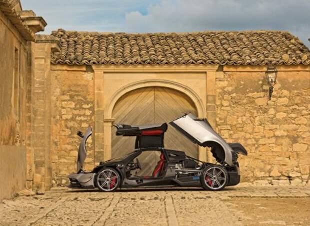 Двухдверный гиперкар от Pagani Automobili (17 фото)