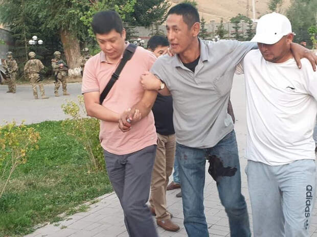 В Киргизии спецназ арестовал экс-президента страны