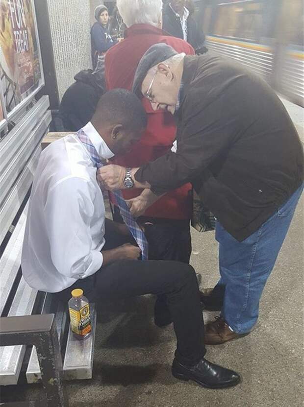 Мужчина помогает незнакомцу завязать галстук доброта, жизнь, история, люди, мир, фото, человечество