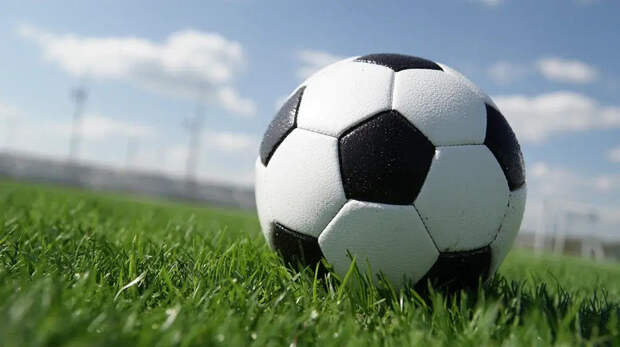 Футболист "Галатасарая" Ноа Ланг лишился части пальца в матче с "Ливерпулем"