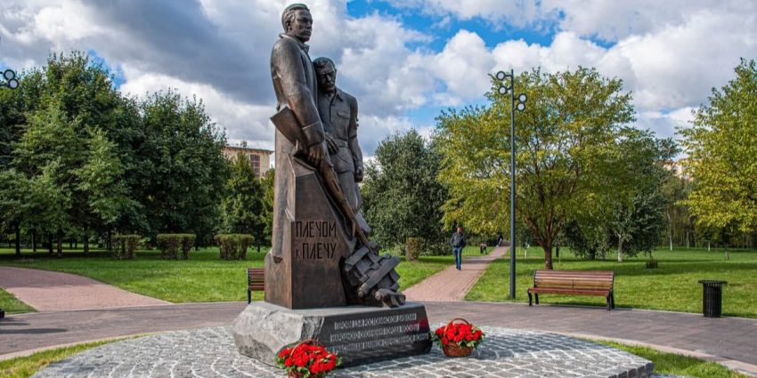 Собянин возложил цветы к памятнику «Плечом к плечу» в столичном парке «Акведук» Фото Д. Гришкина. Пресс-служба Мэра и Правительства Москвы