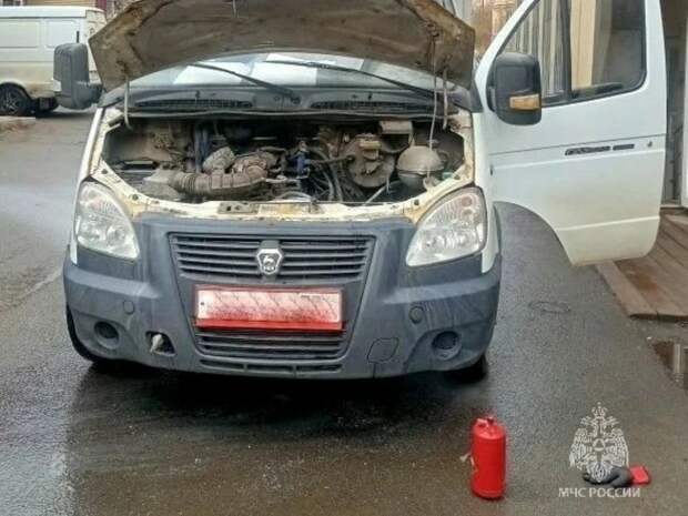 В Челябинской области огнеборец на выходном помог потушить грузовик