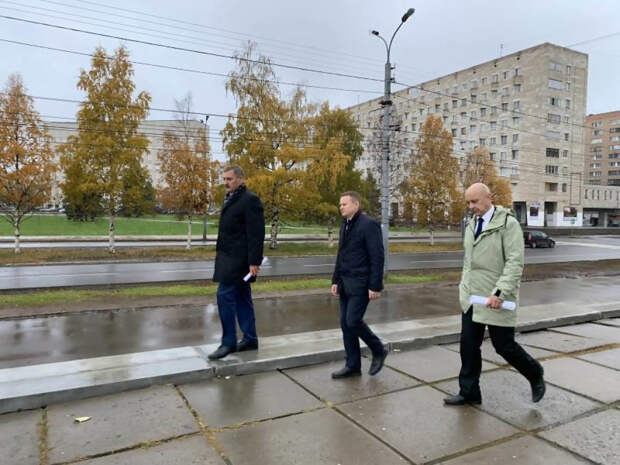 Мэр Архангельска прошелся по новой лестнице у «высотки»