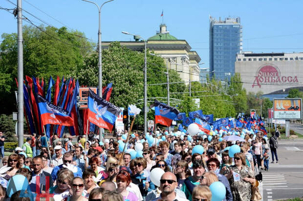 1 мая - красная тряпка для последователей Гитлера: националисты сорвали демонстрации на Украине, а в ДНР - грандиозное шествие