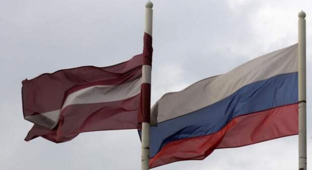 Флаги России и Латвии