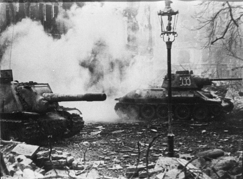 Противотанковые возможности советских самоходных артиллерийских установок СУ-152 и ИСУ-152
