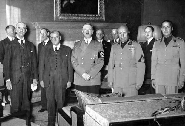 Бундесархив ФРГ не даст соврать: Das am 29.9.1938 in München zwischen dem britischen Ministerpräsidenten Neville Chamberlain, dem französischen Ministerpräsidenten Edouard Daladier, dem italienischen Staatschef Benito Mussolini und Adolf Hitler geschlossene Abkommen ermächtigte das faschistische Deutschland zur Annexion tschechoslowakischen Gebietes. ( 29.9.1938 в Мюнхене премьер-министр Великобритании Невилл Чемберлен, французский премьер-министр Эдуар Даладье, итальянского лидера Бенито Муссолини и Адольф Гитлер подписали соглашение, по которому фашистская Германия  аннексировала чехословацкие территории.)