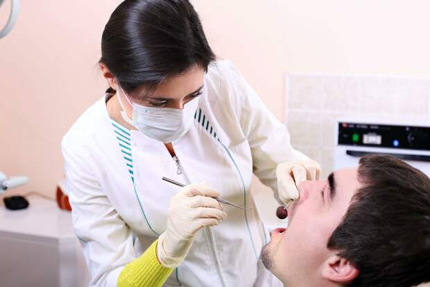 Челябинский стоматолог прокомментировала 10 мифов про уход за зубами