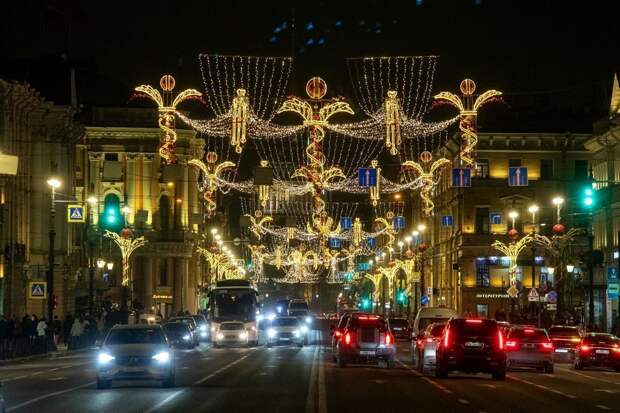 Невский проспект в Петербурге украсила новогодняя подсветка