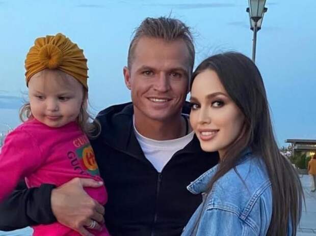 Шикарное кольцо и отдых без детей: Тарасов и Костенко отметили годовщину свадьбы