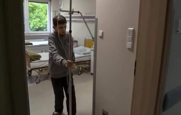 Болезнь заточила 25-летнего поляка в теле 12-летнего мальчика
