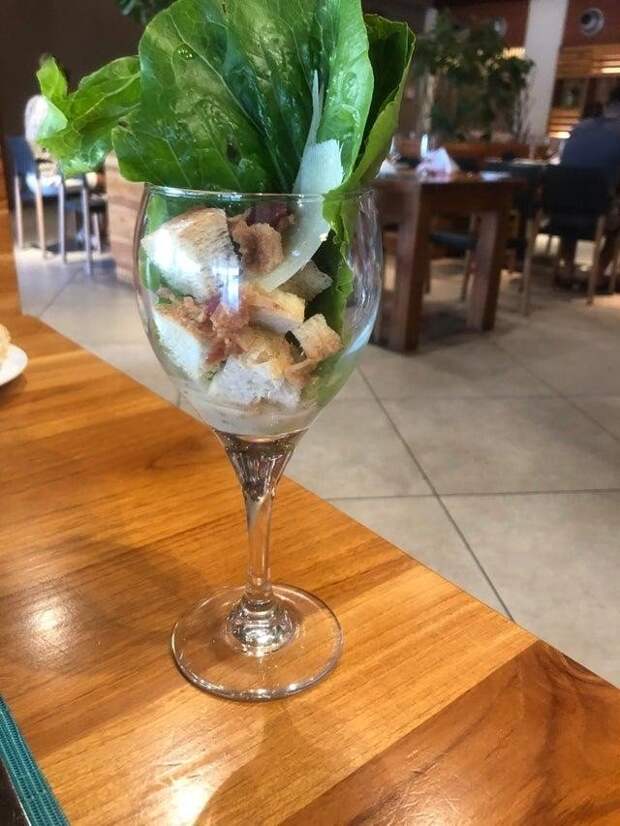 Салат "Цезарь" в принципе вкусный, но есть его было сложно