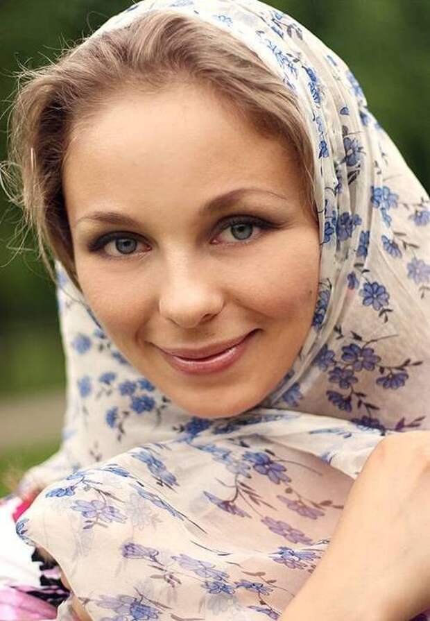 Приход женщины. Красивые русские женщины. Православная девушка. Девушка в платке.