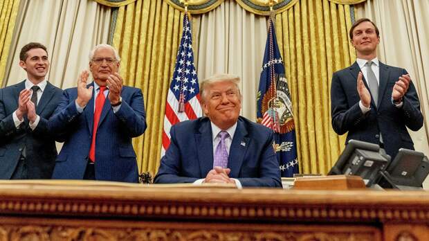 Президент США Дональд Трамп во время заявления об установлении установлении дипломатических отношений Бахрейна с Израилем  Президент США Дональд Трамп во время заявления об установлении установлении дипломатических отношений Бахрейна с Израилем  - РИА Новости, 1920, 15.09.2020