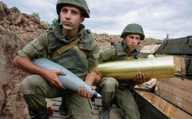 Российские военнослужащие с "пулей" и гильзой от 152-мм снаряда