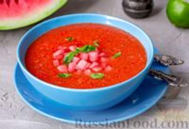 Фото к рецепту: Арбузный гаспачо с овощами, лаймом и имбирем