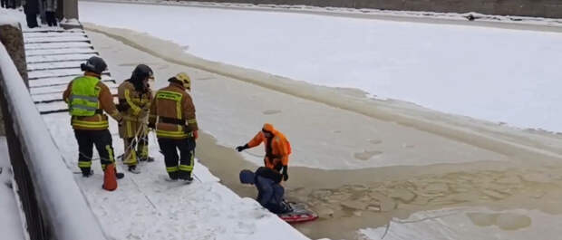 Петербургские спасатели пришли на помощь ребенку, оказавшемуся на льду Фонтанки