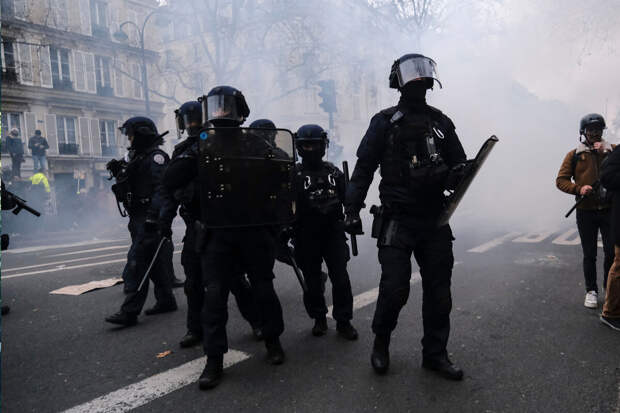 Полиция стягивает силы к площади Республики в Париже в ожидании беспорядков