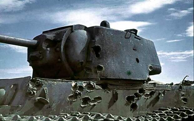 Многочисленные попадания немецких пушек далеко не сразу вывели из строя этот танк КВ-1. | Фото: ru.wikipedia.org.